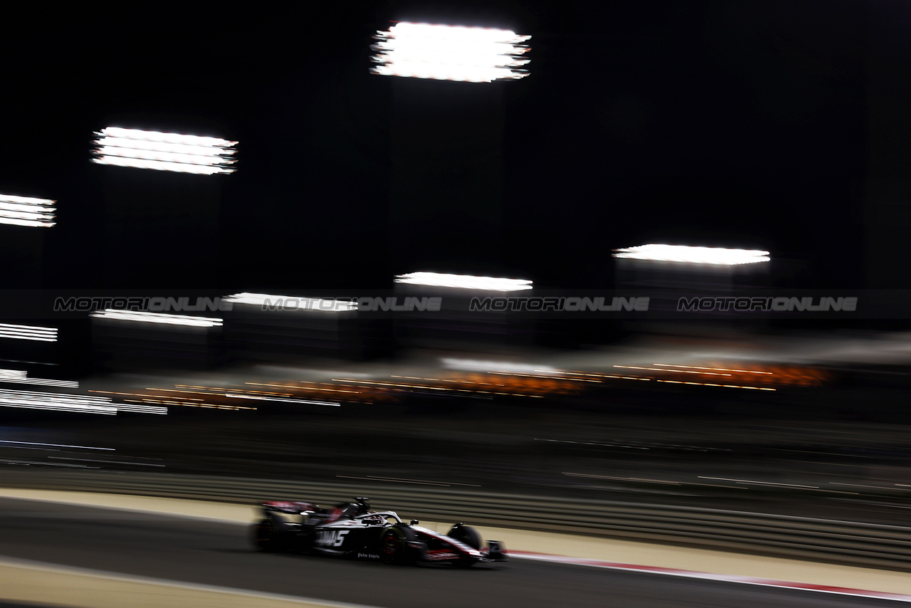 GP BAHRAIN, Nyck de Vries (NLD) AlphaTauri AT04.

03.03.2023. Formula 1 World Championship, Rd 1, Bahrain Grand Prix, Sakhir, Bahrain, Practice Day

- www.xpbimages.com, EMail: requests@xpbimages.com © Copyright: Moy / XPB Images