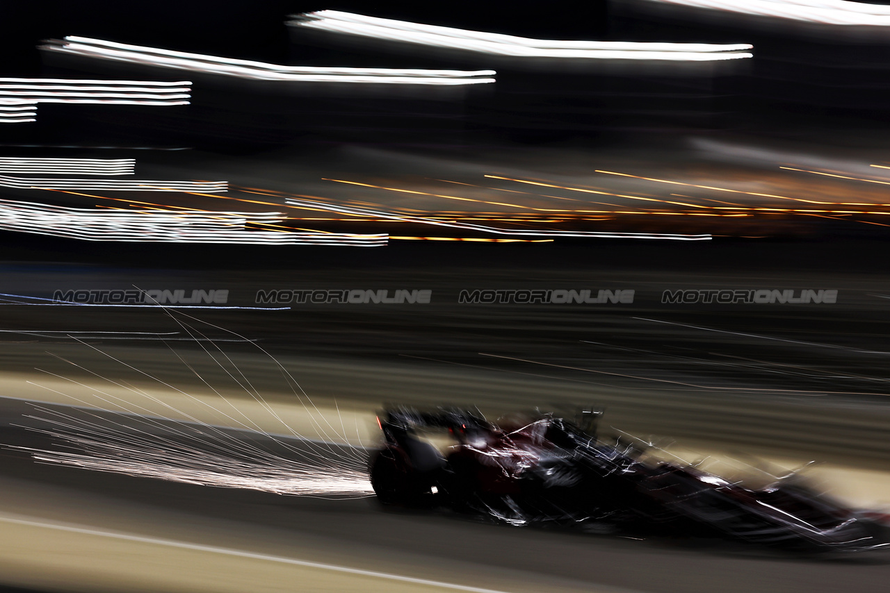 GP BAHRAIN, Valtteri Bottas (FIN) Alfa Romeo F1 Team C43 sends sparks flying.

03.03.2023. Formula 1 World Championship, Rd 1, Bahrain Grand Prix, Sakhir, Bahrain, Practice Day

- www.xpbimages.com, EMail: requests@xpbimages.com © Copyright: Moy / XPB Images