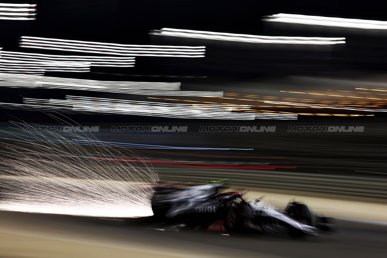 GP BAHRAIN, Yuki Tsunoda (JPN) AlphaTauri AT04 sends sparks flying.

03.03.2023. Formula 1 World Championship, Rd 1, Bahrain Grand Prix, Sakhir, Bahrain, Practice Day

- www.xpbimages.com, EMail: requests@xpbimages.com © Copyright: Moy / XPB Images