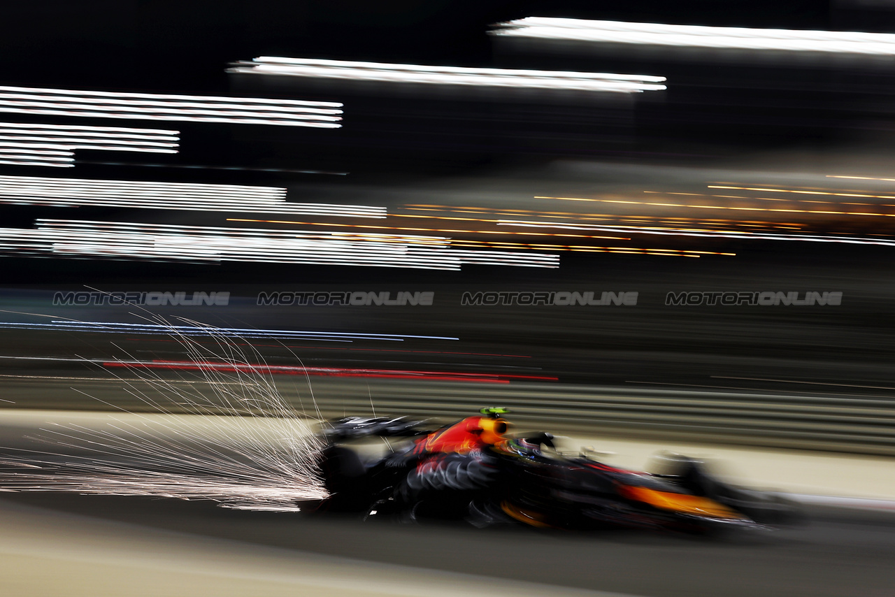 GP BAHRAIN, Sergio Perez (MEX) Red Bull Racing RB19 sends sparks flying.

03.03.2023. Formula 1 World Championship, Rd 1, Bahrain Grand Prix, Sakhir, Bahrain, Practice Day

- www.xpbimages.com, EMail: requests@xpbimages.com © Copyright: Moy / XPB Images