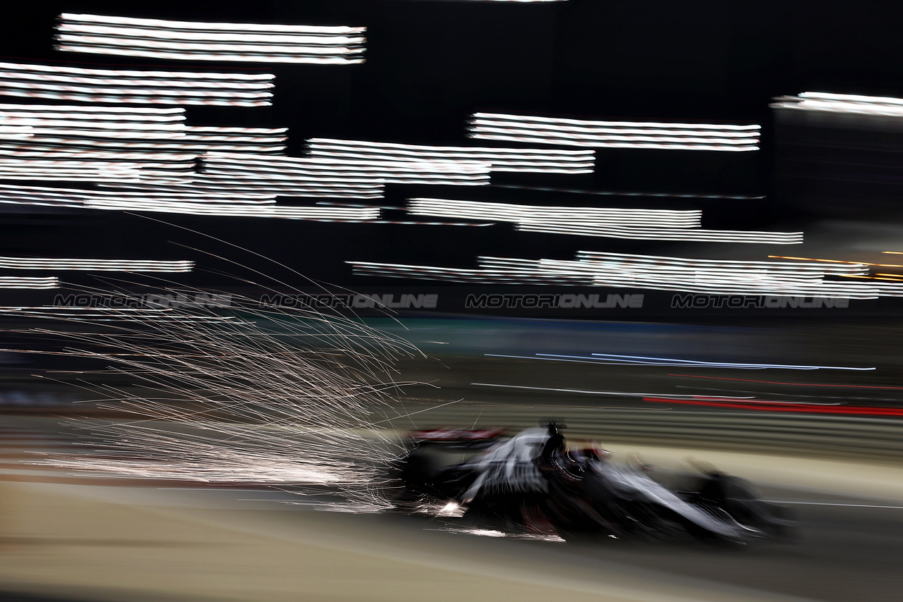 GP BAHRAIN, Nyck de Vries (NLD) AlphaTauri AT04 sends sparks flying.

03.03.2023. Formula 1 World Championship, Rd 1, Bahrain Grand Prix, Sakhir, Bahrain, Practice Day

- www.xpbimages.com, EMail: requests@xpbimages.com © Copyright: Moy / XPB Images