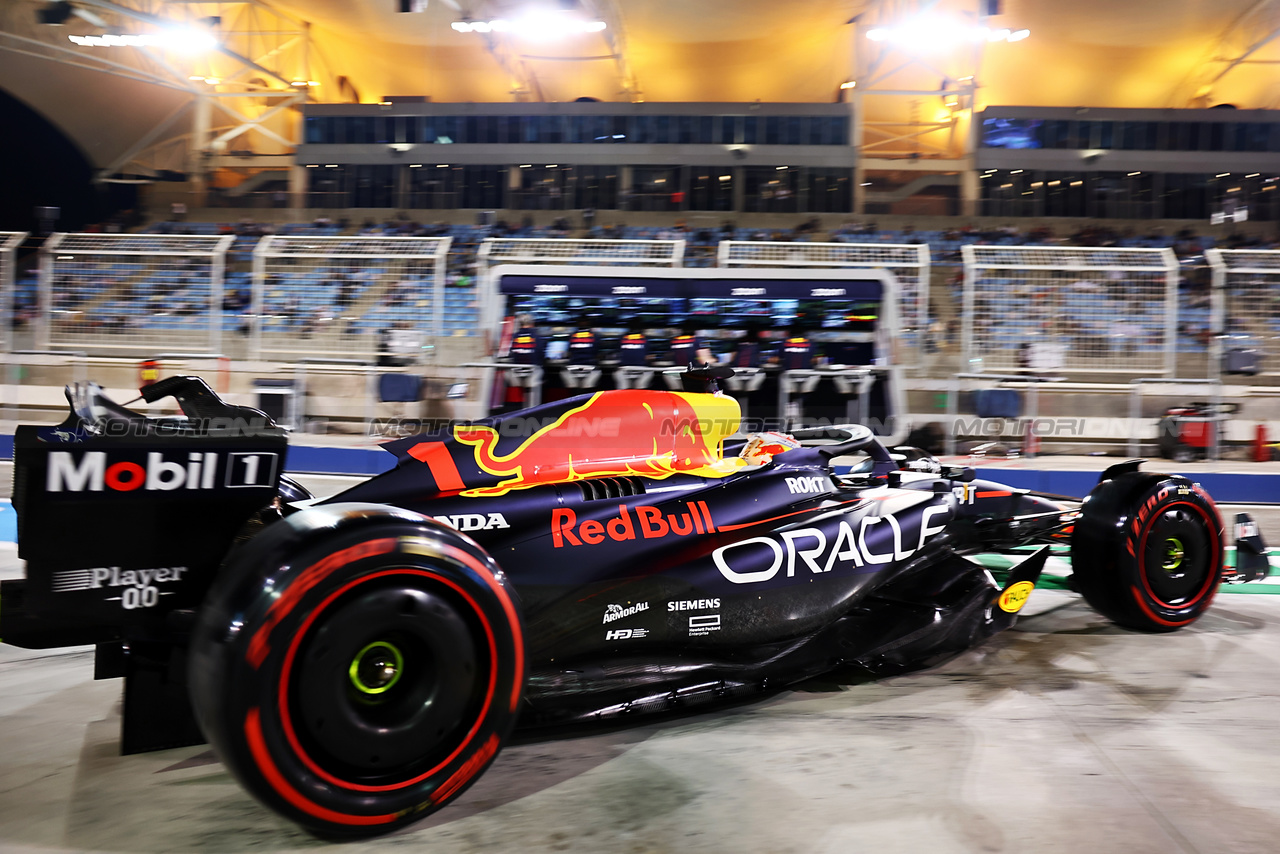 GP BAHRAIN, Max Verstappen (NLD) Red Bull Racing RB19 leaves the pits.

03.03.2023. Formula 1 World Championship, Rd 1, Bahrain Grand Prix, Sakhir, Bahrain, Practice Day

- www.xpbimages.com, EMail: requests@xpbimages.com © Copyright: Batchelor / XPB Images