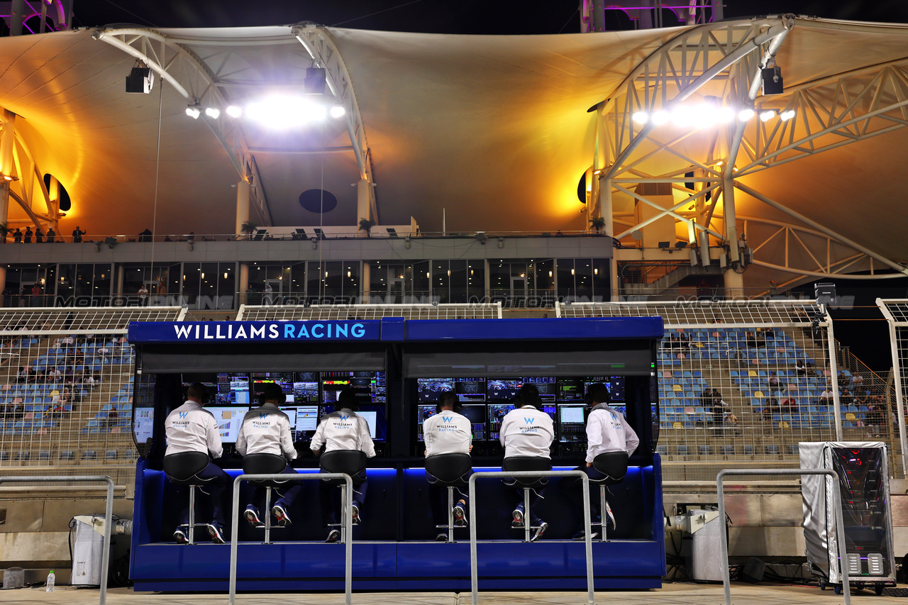 GP BAHRAIN, Williams Racing pit gantry.

03.03.2023. Formula 1 World Championship, Rd 1, Bahrain Grand Prix, Sakhir, Bahrain, Practice Day

- www.xpbimages.com, EMail: requests@xpbimages.com © Copyright: Batchelor / XPB Images