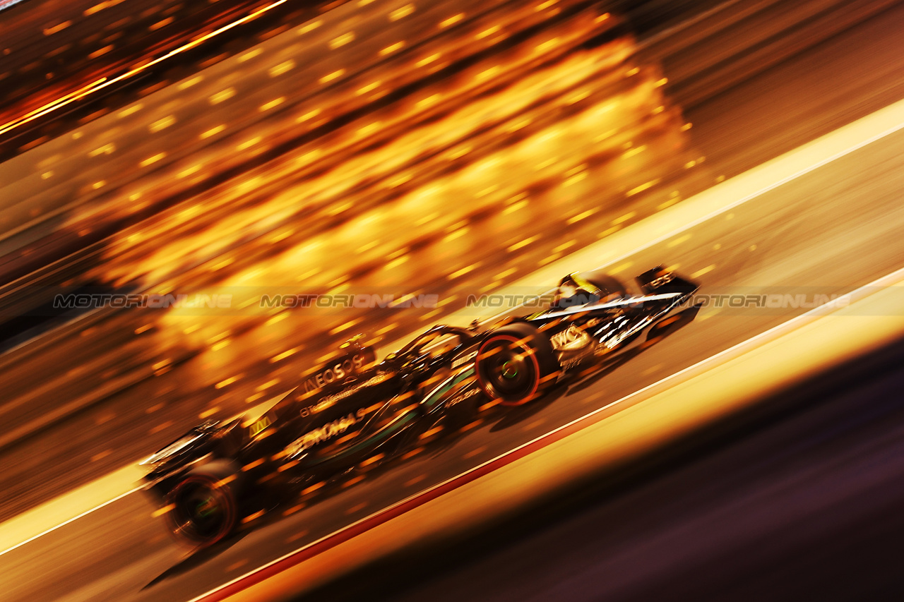 GP BAHRAIN, Lewis Hamilton (GBR) Mercedes AMG F1 W14.

03.03.2023. Formula 1 World Championship, Rd 1, Bahrain Grand Prix, Sakhir, Bahrain, Practice Day

- www.xpbimages.com, EMail: requests@xpbimages.com © Copyright: Bearne / XPB Images