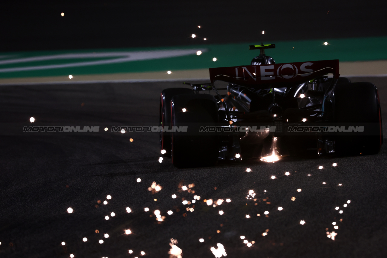 GP BAHRAIN, Lewis Hamilton (GBR) Mercedes AMG F1 W14 sends sparks flying.

03.03.2023. Formula 1 World Championship, Rd 1, Bahrain Grand Prix, Sakhir, Bahrain, Practice Day

 - www.xpbimages.com, EMail: requests@xpbimages.com © Copyright: Coates / XPB Images