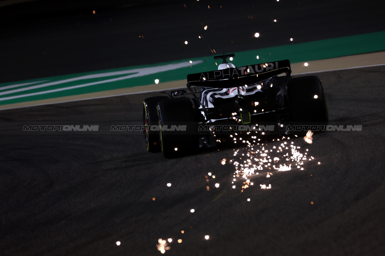 GP BAHRAIN, Nyck de Vries (NLD) AlphaTauri AT04 sends sparks flying.

03.03.2023. Formula 1 World Championship, Rd 1, Bahrain Grand Prix, Sakhir, Bahrain, Practice Day

 - www.xpbimages.com, EMail: requests@xpbimages.com © Copyright: Coates / XPB Images