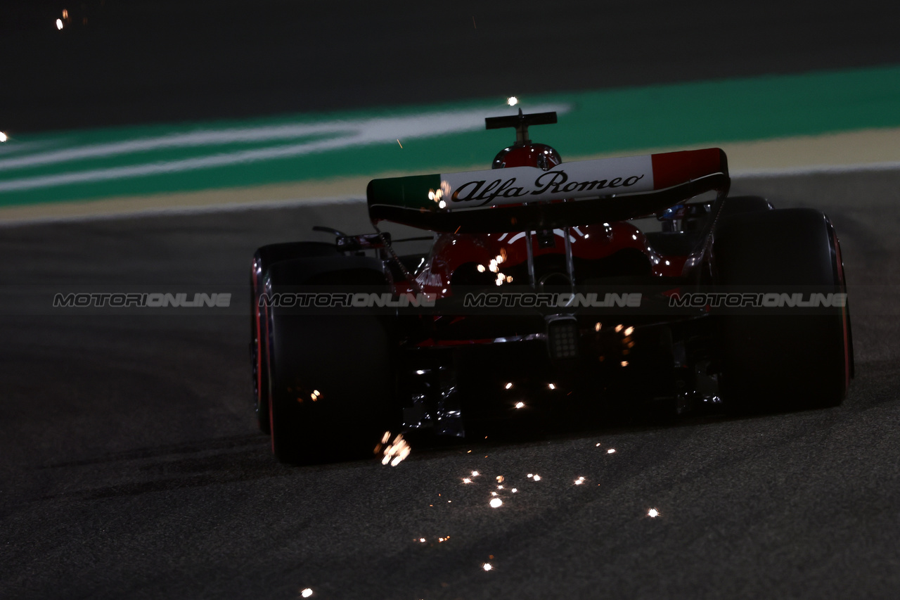GP BAHRAIN, Valtteri Bottas (FIN) Alfa Romeo F1 Team C43 sends sparks flying.

03.03.2023. Formula 1 World Championship, Rd 1, Bahrain Grand Prix, Sakhir, Bahrain, Practice Day

 - www.xpbimages.com, EMail: requests@xpbimages.com © Copyright: Coates / XPB Images