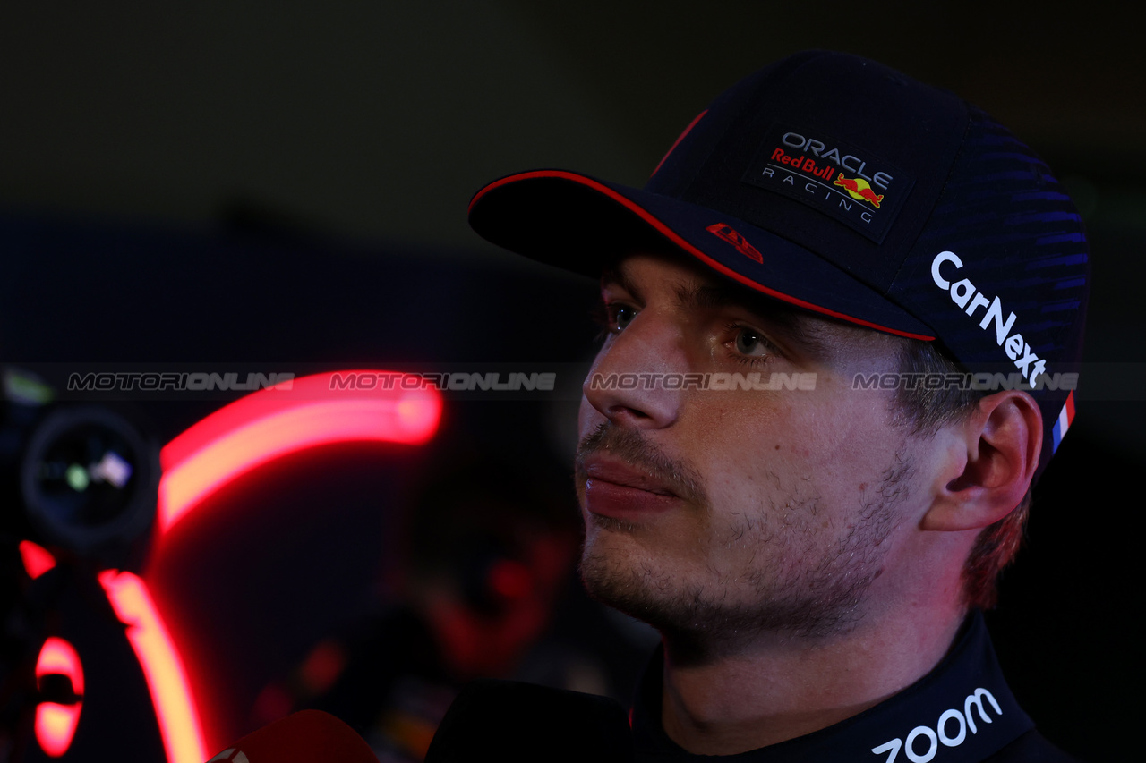 GP BAHRAIN, Max Verstappen (NLD) Red Bull Racing with the media.

03.03.2023. Formula 1 World Championship, Rd 1, Bahrain Grand Prix, Sakhir, Bahrain, Practice Day

- www.xpbimages.com, EMail: requests@xpbimages.com © Copyright: Moy / XPB Images
