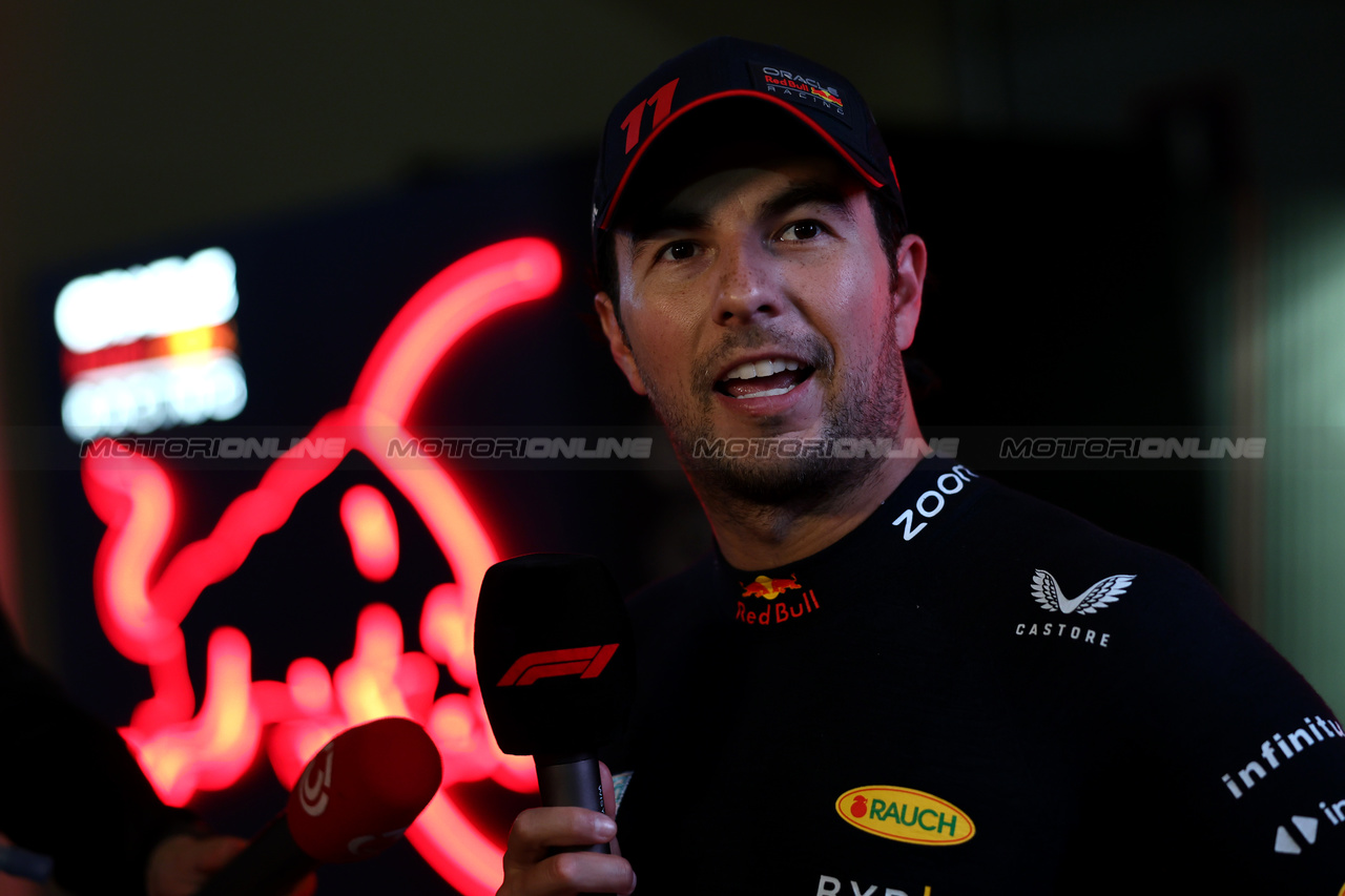 GP BAHRAIN, Sergio Perez (MEX) Red Bull Racing with the media.

03.03.2023. Formula 1 World Championship, Rd 1, Bahrain Grand Prix, Sakhir, Bahrain, Practice Day

- www.xpbimages.com, EMail: requests@xpbimages.com © Copyright: Moy / XPB Images