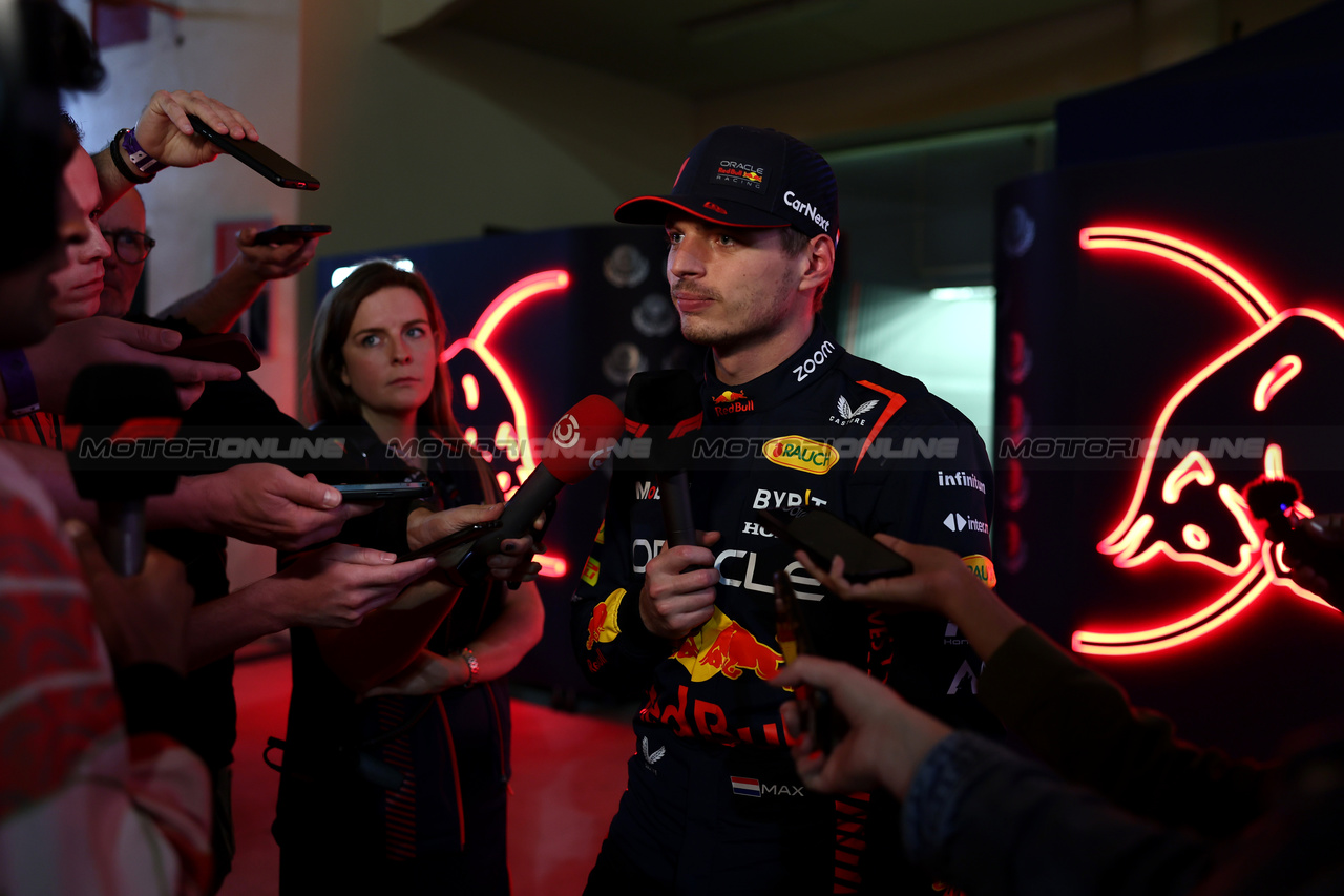 GP BAHRAIN, Max Verstappen (NLD) Red Bull Racing with the media.

03.03.2023. Formula 1 World Championship, Rd 1, Bahrain Grand Prix, Sakhir, Bahrain, Practice Day

- www.xpbimages.com, EMail: requests@xpbimages.com © Copyright: Moy / XPB Images