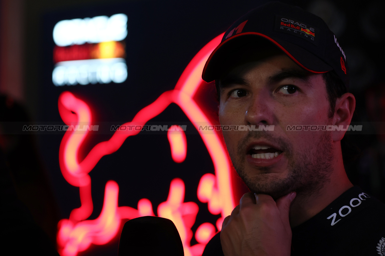 GP BAHRAIN, Sergio Perez (MEX) Red Bull Racing with the media.

03.03.2023. Formula 1 World Championship, Rd 1, Bahrain Grand Prix, Sakhir, Bahrain, Practice Day

- www.xpbimages.com, EMail: requests@xpbimages.com © Copyright: Moy / XPB Images