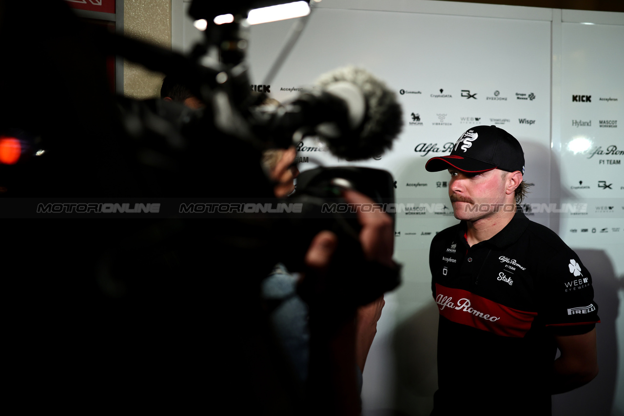 GP BAHRAIN, Valtteri Bottas (FIN) Alfa Romeo F1 Team with the media.

03.03.2023. Formula 1 World Championship, Rd 1, Bahrain Grand Prix, Sakhir, Bahrain, Practice Day

- www.xpbimages.com, EMail: requests@xpbimages.com © Copyright: Moy / XPB Images