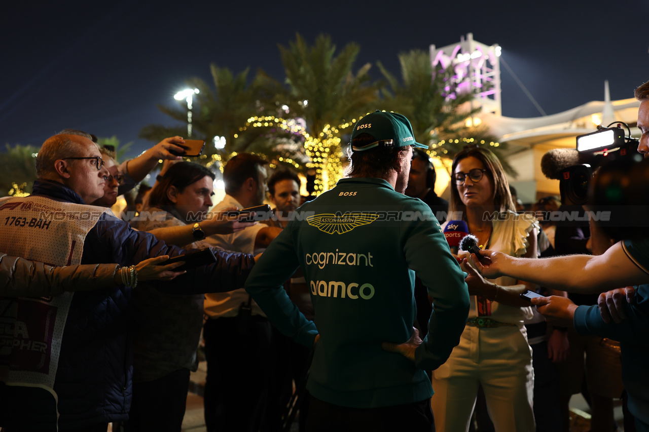 GP BAHRAIN, Fernando Alonso (ESP) Aston Martin F1 Team with the media.

03.03.2023. Formula 1 World Championship, Rd 1, Bahrain Grand Prix, Sakhir, Bahrain, Practice Day

- www.xpbimages.com, EMail: requests@xpbimages.com © Copyright: Moy / XPB Images