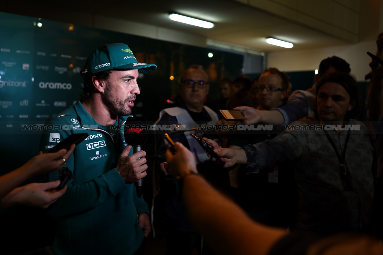 GP BAHRAIN, Fernando Alonso (ESP) Aston Martin F1 Team with the media.

03.03.2023. Formula 1 World Championship, Rd 1, Bahrain Grand Prix, Sakhir, Bahrain, Practice Day

- www.xpbimages.com, EMail: requests@xpbimages.com © Copyright: Moy / XPB Images