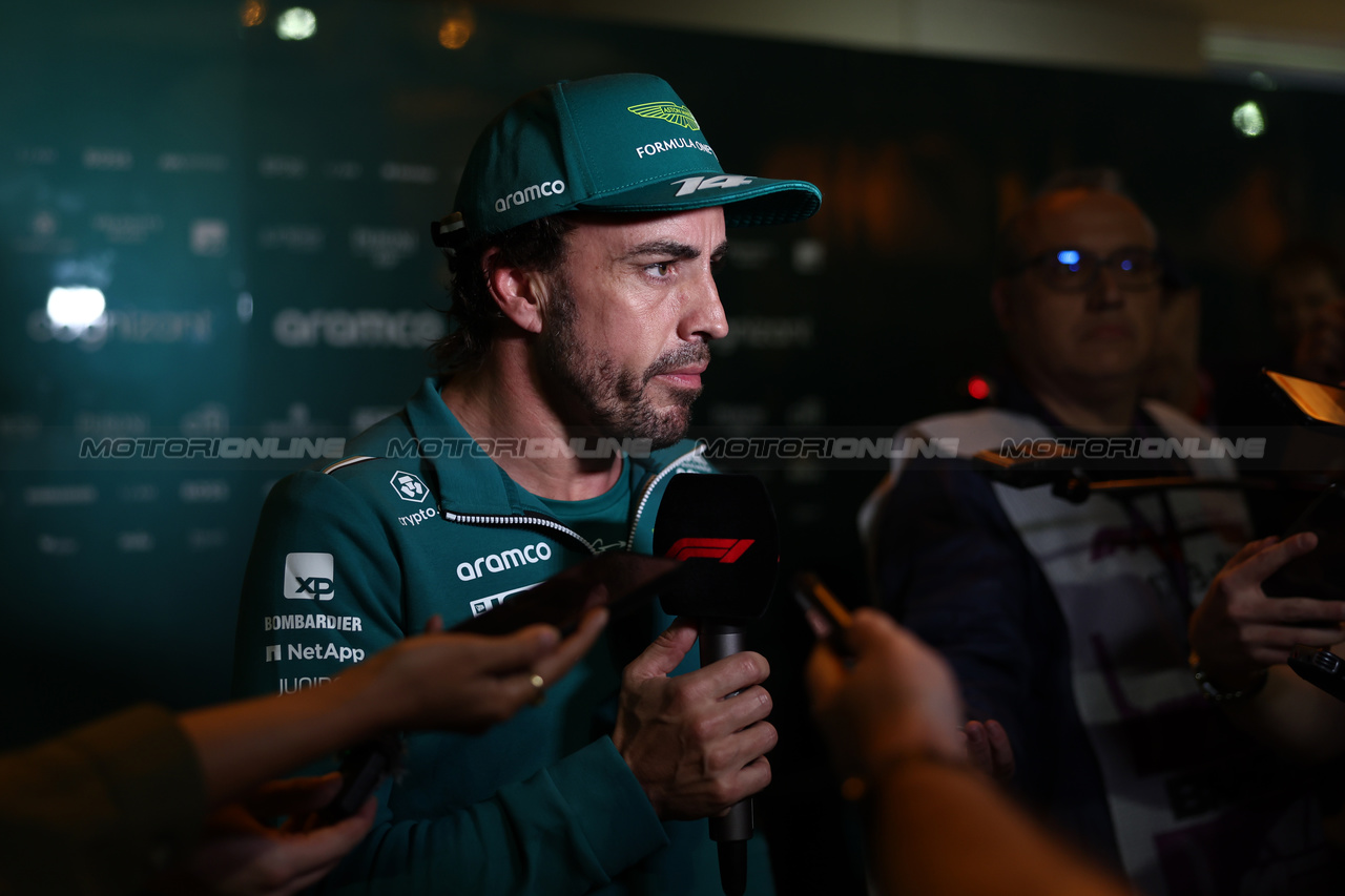 GP BAHRAIN, Fernando Alonso (ESP) Aston Martin F1 Team with the media.

03.03.2023. Formula 1 World Championship, Rd 1, Bahrain Grand Prix, Sakhir, Bahrain, Practice Day

- www.xpbimages.com, EMail: requests@xpbimages.com © Copyright: Moy / XPB Images