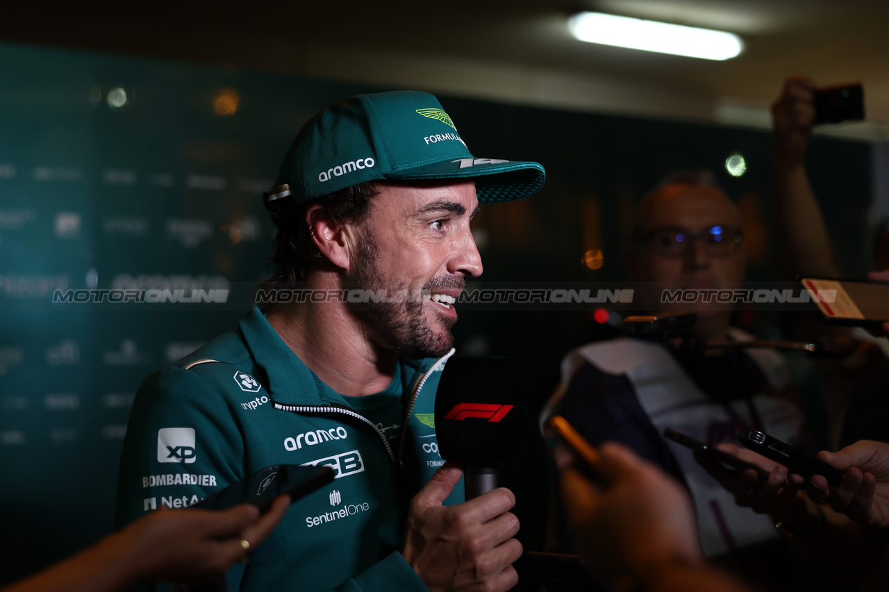GP BAHRAIN, Fernando Alonso (ESP) Aston Martin F1 Team with the media.

03.03.2023. Formula 1 World Championship, Rd 1, Bahrain Grand Prix, Sakhir, Bahrain, Practice Day

- www.xpbimages.com, EMail: requests@xpbimages.com © Copyright: Moy / XPB Images