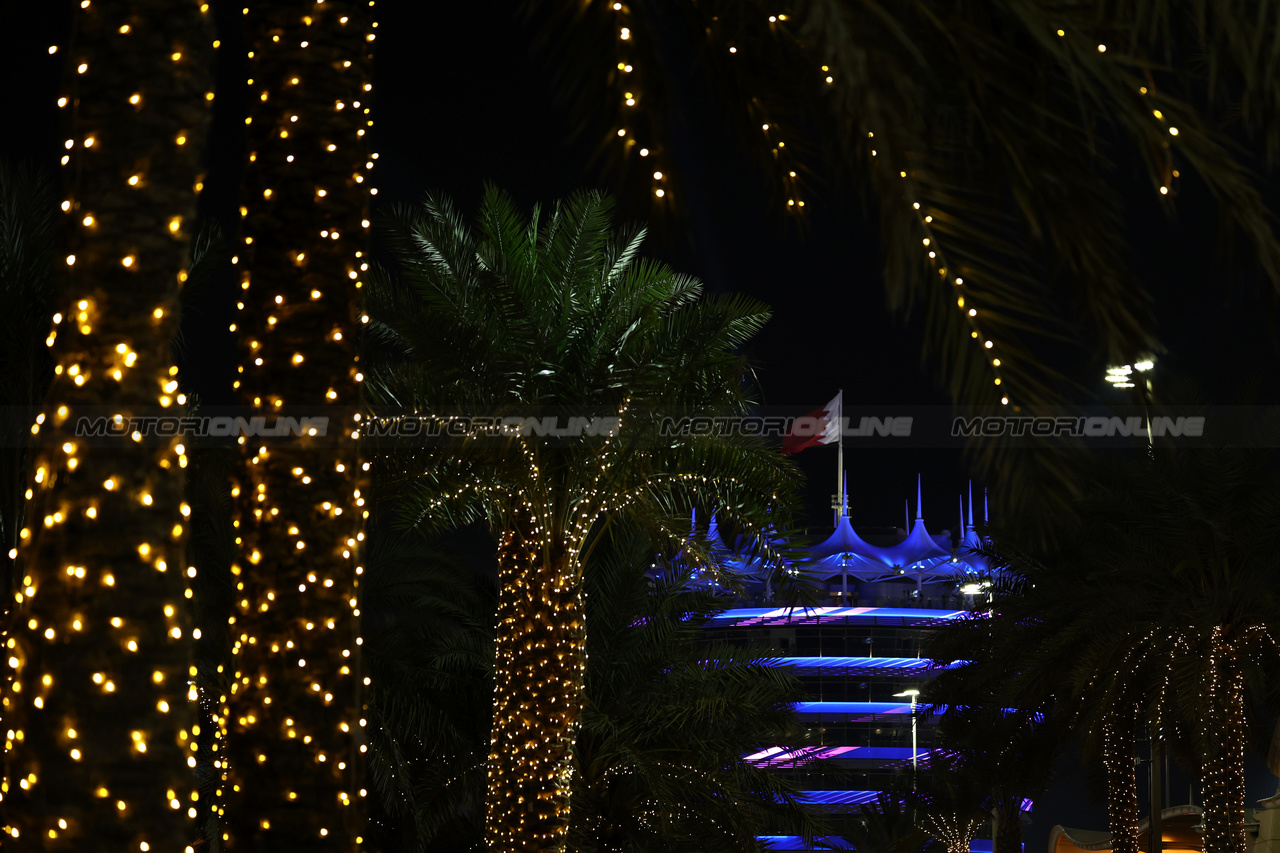 GP BAHRAIN, Circuit Atmosfera - paddock at night.

03.03.2023. Formula 1 World Championship, Rd 1, Bahrain Grand Prix, Sakhir, Bahrain, Practice Day

- www.xpbimages.com, EMail: requests@xpbimages.com © Copyright: Moy / XPB Images