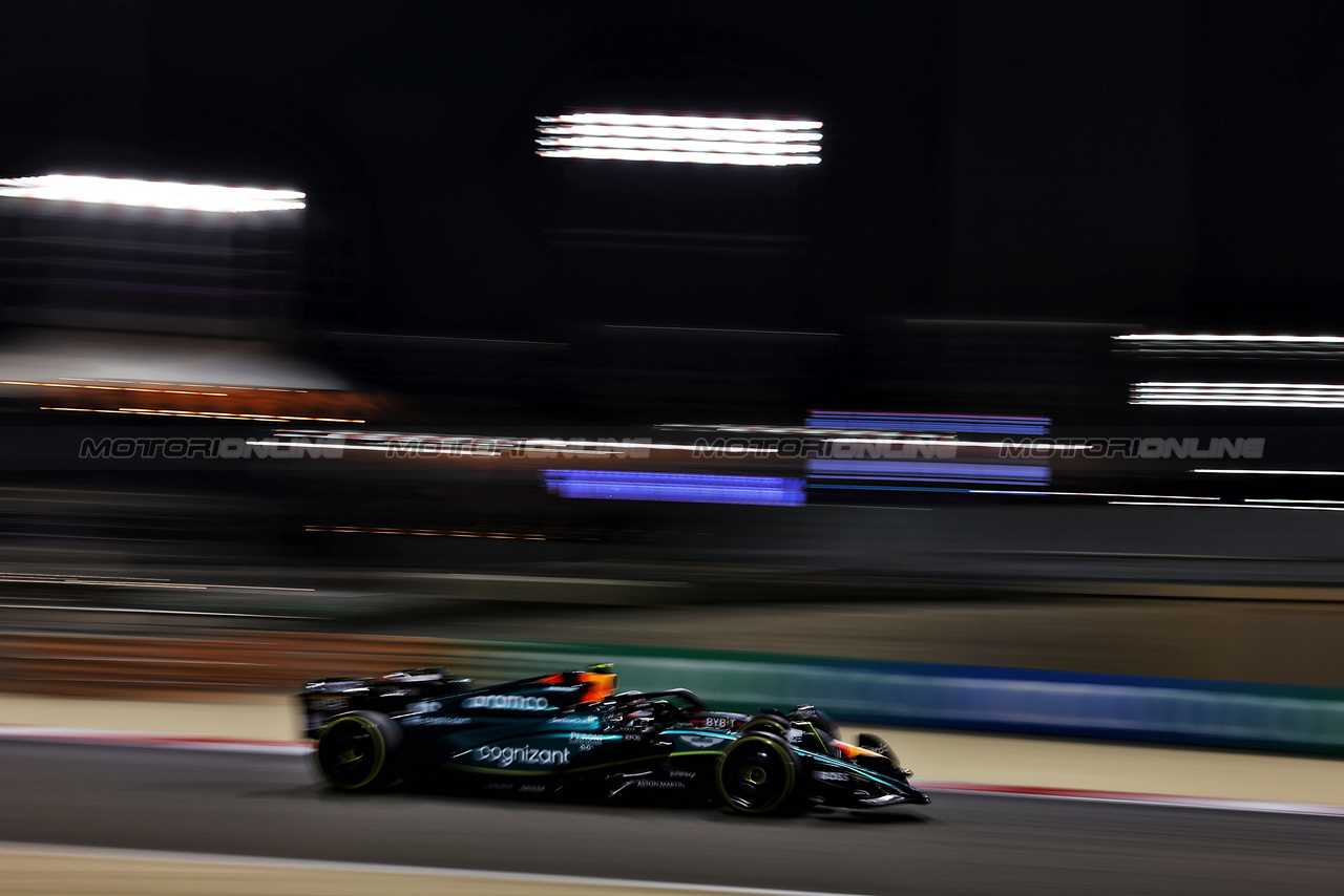 GP BAHRAIN, Lance Stroll (CDN) Aston Martin F1 Team AMR23 e Sergio Perez (MEX) Red Bull Racing RB19.

03.03.2023. Formula 1 World Championship, Rd 1, Bahrain Grand Prix, Sakhir, Bahrain, Practice Day

- www.xpbimages.com, EMail: requests@xpbimages.com © Copyright: Moy / XPB Images