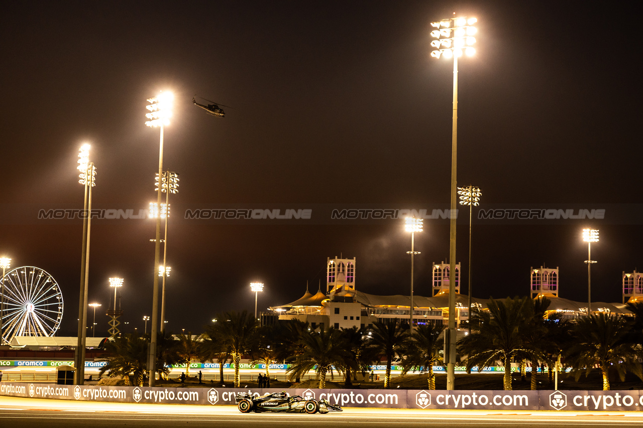 GP BAHRAIN, Lewis Hamilton (GBR) Mercedes AMG F1 W14.

03.03.2023. Formula 1 World Championship, Rd 1, Bahrain Grand Prix, Sakhir, Bahrain, Practice Day

- www.xpbimages.com, EMail: requests@xpbimages.com © Copyright: Bearne / XPB Images