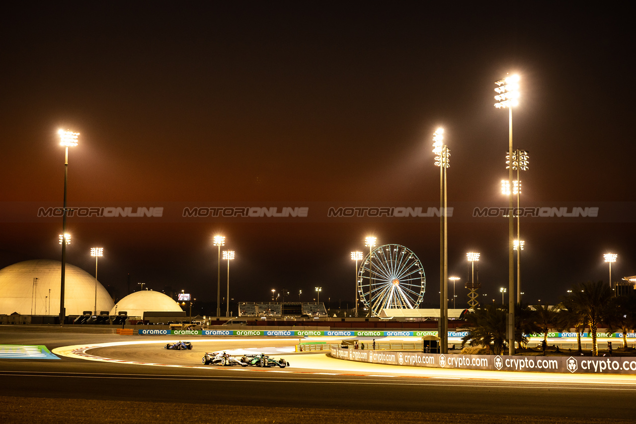 GP BAHRAIN, Fernando Alonso (ESP) Aston Martin F1 Team AMR23 e Yuki Tsunoda (JPN) AlphaTauri AT04.

03.03.2023. Formula 1 World Championship, Rd 1, Bahrain Grand Prix, Sakhir, Bahrain, Practice Day

- www.xpbimages.com, EMail: requests@xpbimages.com © Copyright: Bearne / XPB Images