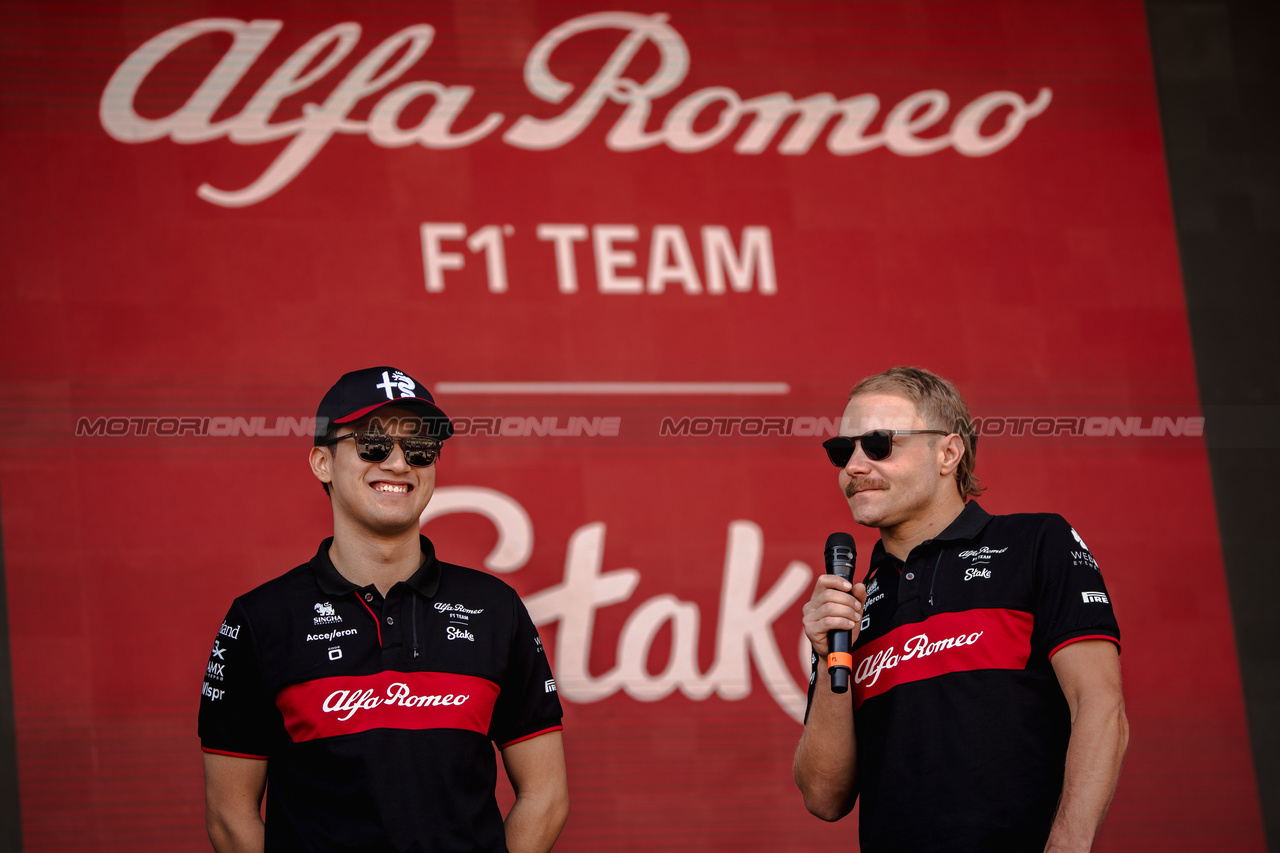 GP BAHRAIN, (L to R): Zhou Guanyu (CHN) Alfa Romeo F1 Team e Valtteri Bottas (FIN) Alfa Romeo F1 Team on the FanZone Stage.

03.03.2023. Formula 1 World Championship, Rd 1, Bahrain Grand Prix, Sakhir, Bahrain, Practice Day

- www.xpbimages.com, EMail: requests@xpbimages.com © Copyright: Bearne / XPB Images