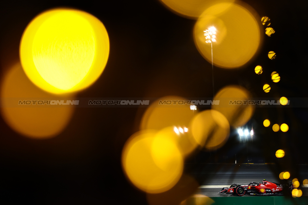 GP BAHRAIN, Carlos Sainz Jr (ESP), Ferrari 
03.03.2023. Formula 1 World Championship, Rd 1, Bahrain Grand Prix, Sakhir, Bahrain, Practice Day
- www.xpbimages.com, EMail: requests@xpbimages.com ¬© Copyright: Charniaux / XPB Images