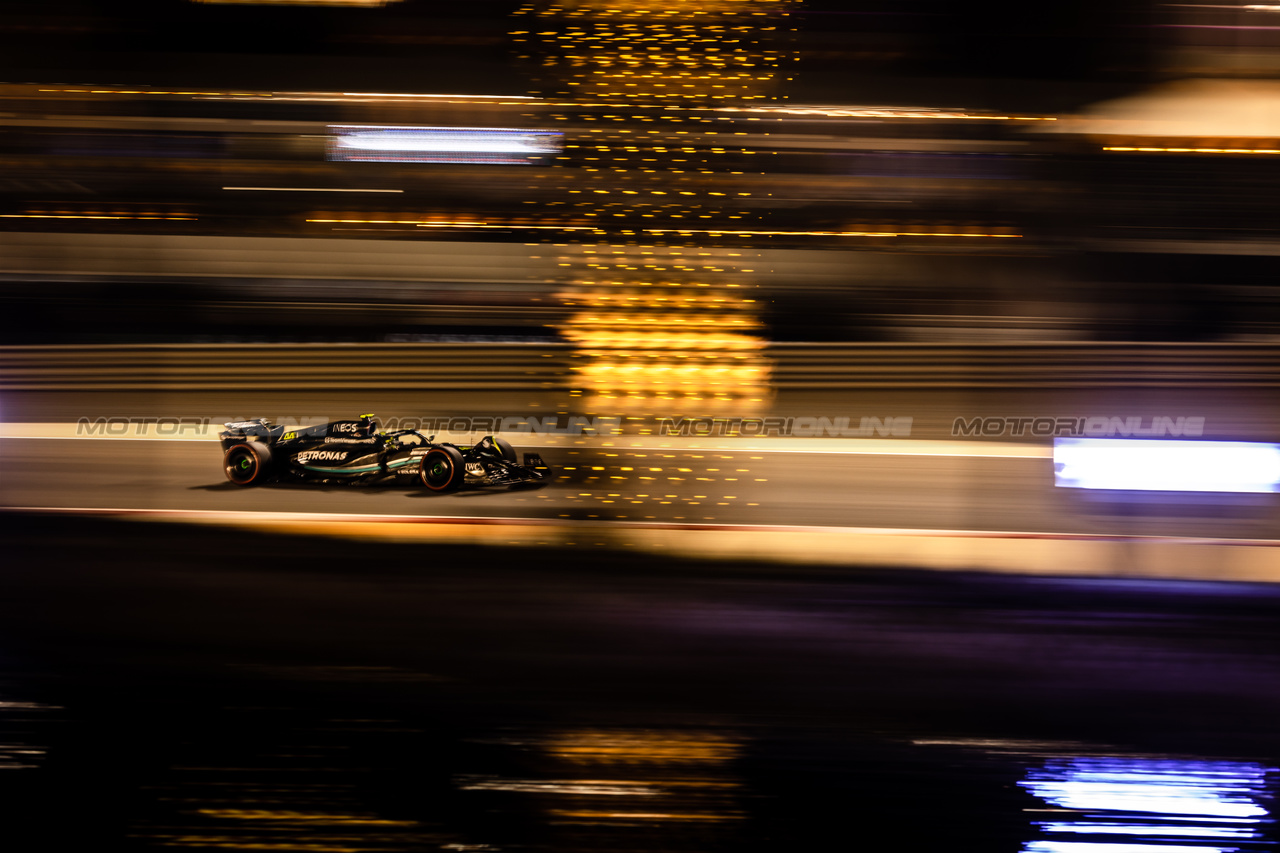 GP BAHRAIN, Lewis Hamilton (GBR) Mercedes AMG F1 W14.

03.03.2023. Formula 1 World Championship, Rd 1, Bahrain Grand Prix, Sakhir, Bahrain, Practice Day

- www.xpbimages.com, EMail: requests@xpbimages.com © Copyright: Bearne / XPB Images
