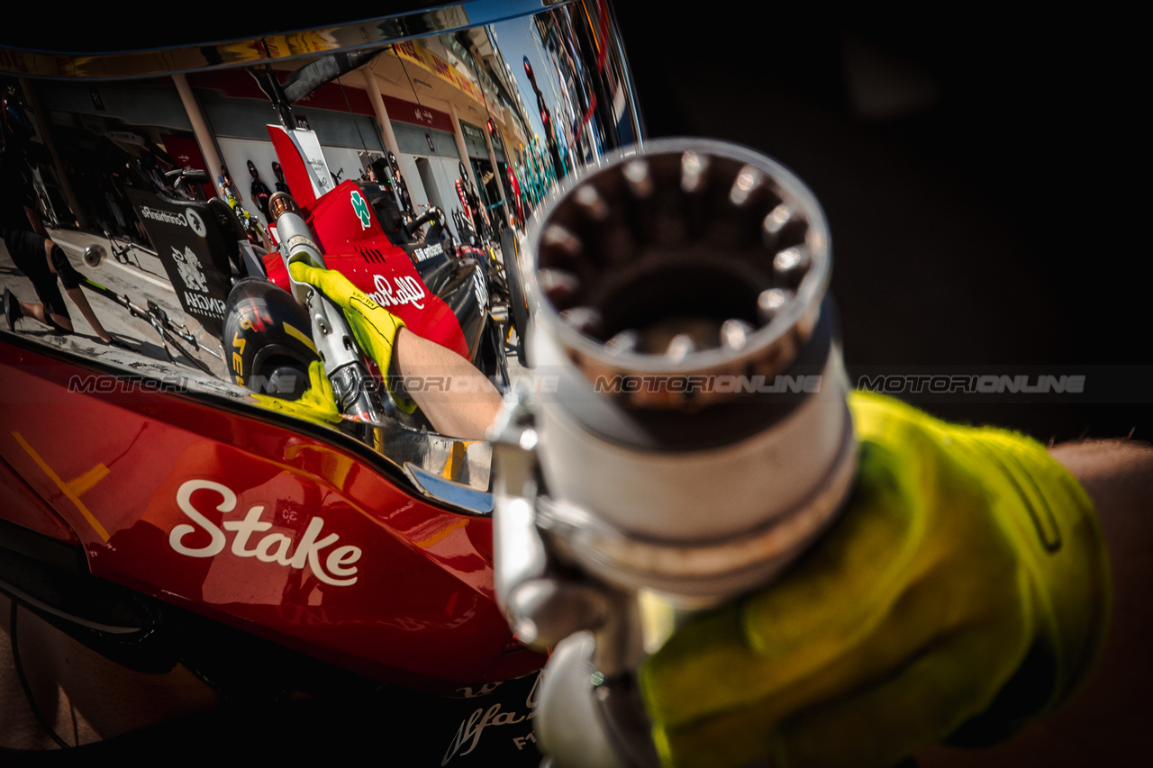 GP BAHRAIN, Alfa Romeo F1 Team mechanic practices a pit stop.

03.03.2023. Formula 1 World Championship, Rd 1, Bahrain Grand Prix, Sakhir, Bahrain, Practice Day

- www.xpbimages.com, EMail: requests@xpbimages.com © Copyright: Bearne / XPB Images