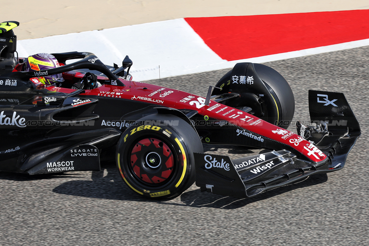 GP BAHRAIN, Zhou Guanyu (CHN) Alfa Romeo F1 Team C43.

03.03.2023. Formula 1 World Championship, Rd 1, Bahrain Grand Prix, Sakhir, Bahrain, Practice Day

- www.xpbimages.com, EMail: requests@xpbimages.com © Copyright: Bearne / XPB Images