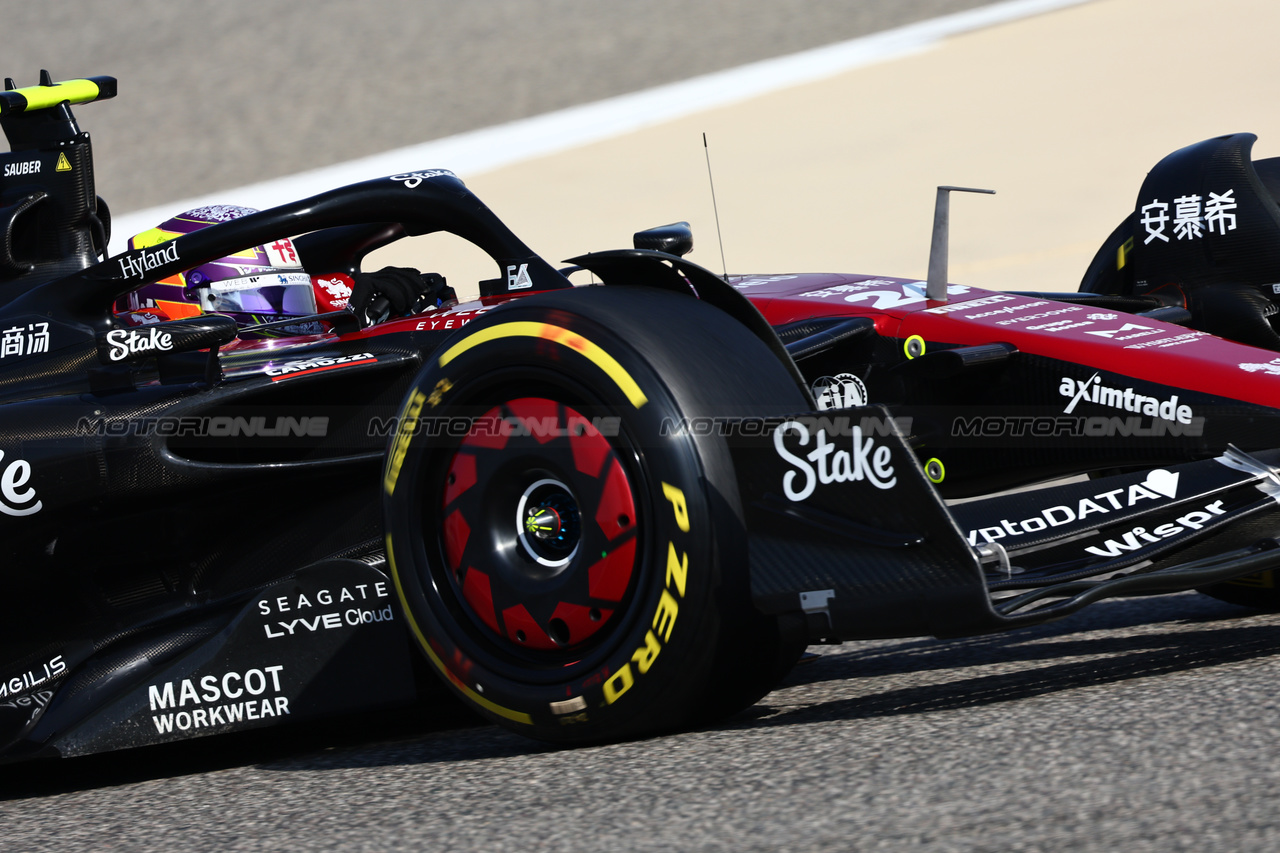 GP BAHRAIN, Zhou Guanyu (CHN) Alfa Romeo F1 Team C43.

03.03.2023. Formula 1 World Championship, Rd 1, Bahrain Grand Prix, Sakhir, Bahrain, Practice Day

- www.xpbimages.com, EMail: requests@xpbimages.com © Copyright: Batchelor / XPB Images