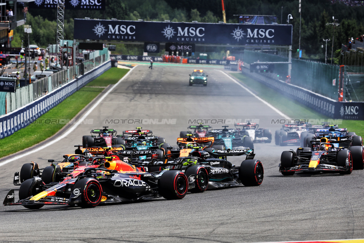 GP BELGIO, Sergio Perez (MEX) Red Bull Racing RB19 at the partenza of the race.
30.07.2023. Formula 1 World Championship, Rd 13, Belgian Grand Prix, Spa Francorchamps, Belgium, Gara Day.
- www.xpbimages.com, EMail: requests@xpbimages.com © Copyright: Bearne / XPB Images