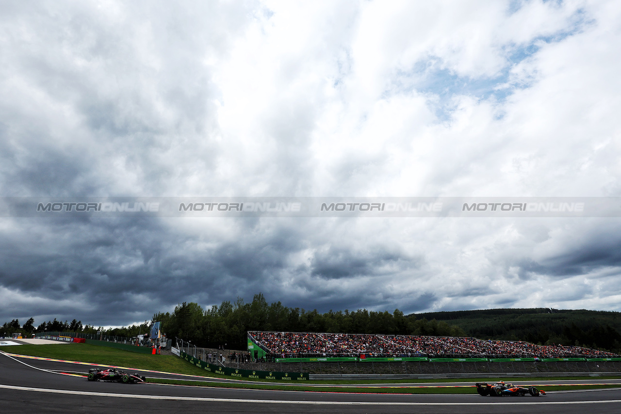 GP BELGIO, Lando Norris (GBR) McLaren MCL60 davanti a Zhou Guanyu (CHN) Alfa Romeo F1 Team C43.
30.07.2023. Formula 1 World Championship, Rd 13, Belgian Grand Prix, Spa Francorchamps, Belgium, Gara Day.
- www.xpbimages.com, EMail: requests@xpbimages.com © Copyright: Moy / XPB Images