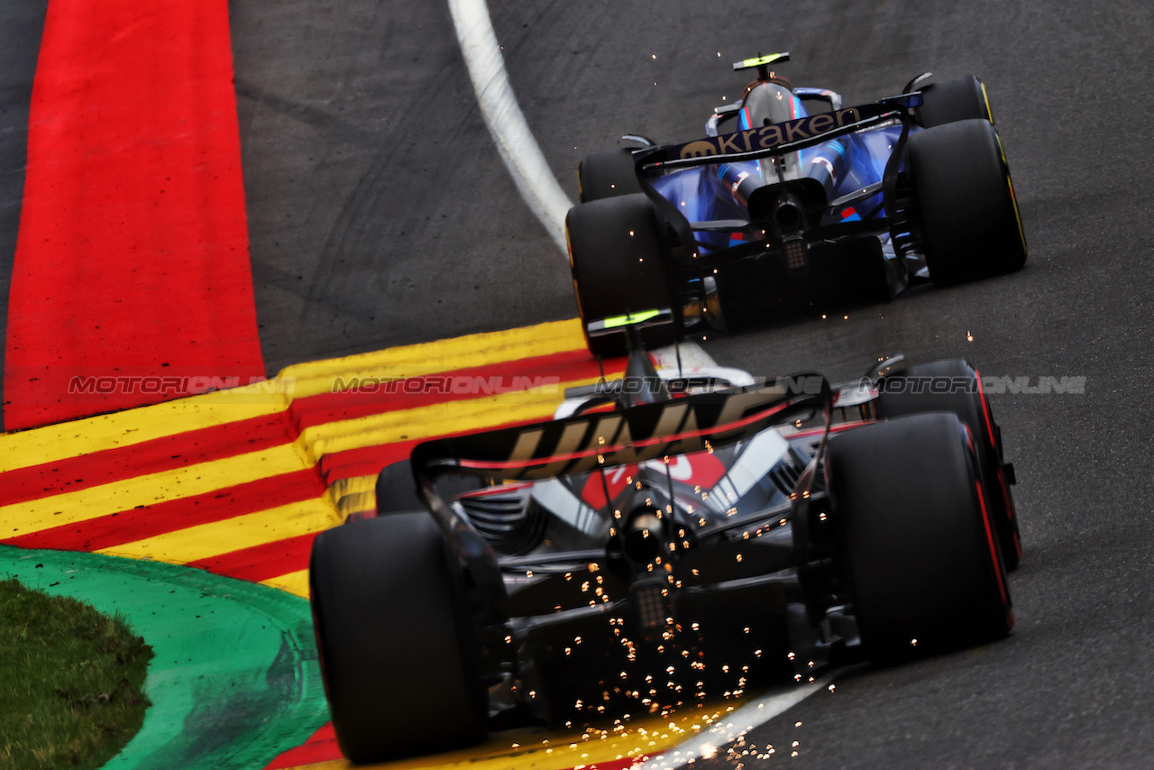GP BELGIO, Logan Sargeant (USA) Williams Racing FW45 davanti a Nico Hulkenberg (GER) Haas VF-23.
30.07.2023. Formula 1 World Championship, Rd 13, Belgian Grand Prix, Spa Francorchamps, Belgium, Gara Day.
 - www.xpbimages.com, EMail: requests@xpbimages.com © Copyright: Coates / XPB Images
