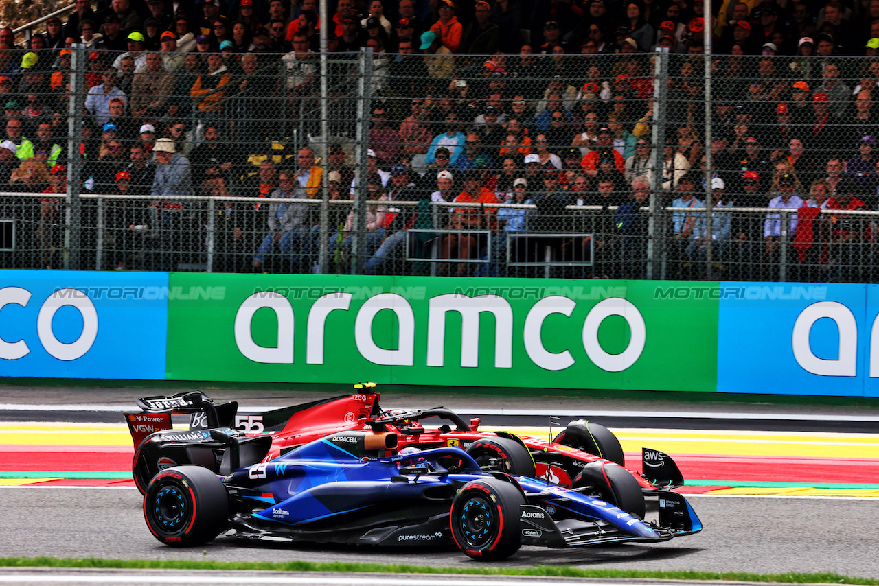 GP BELGIO, Alexander Albon (THA) Williams Racing FW45 e Carlos Sainz Jr (ESP) Ferrari SF-23 battle for position.
30.07.2023. Formula 1 World Championship, Rd 13, Belgian Grand Prix, Spa Francorchamps, Belgium, Gara Day.
- www.xpbimages.com, EMail: requests@xpbimages.com © Copyright: Batchelor / XPB Images