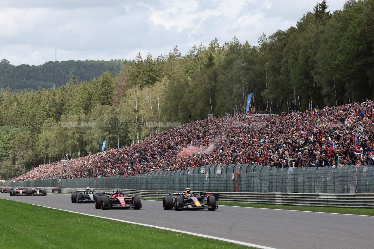 GP BELGIO, Charles Leclerc (MON) Ferrari SF-23 e Sergio Perez (MEX) Red Bull Racing RB19 battle at the partenza of the race.
30.07.2023. Formula 1 World Championship, Rd 13, Belgian Grand Prix, Spa Francorchamps, Belgium, Gara Day.
 - www.xpbimages.com, EMail: requests@xpbimages.com © Copyright: Rew / XPB Images