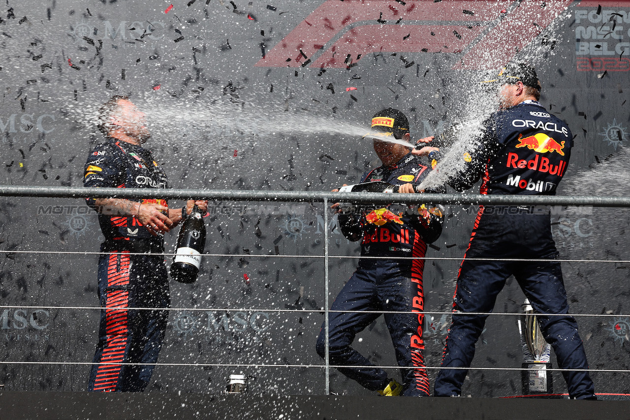 GP BELGIO, The podium (L to R): Greg Reeson (GBR) Red Bull Racing Tyre Technician; Sergio Perez (MEX) Red Bull Racing, second; Max Verstappen (NLD) Red Bull Racing, vincitore.
30.07.2023. Formula 1 World Championship, Rd 13, Belgian Grand Prix, Spa Francorchamps, Belgium, Gara Day. - www.xpbimages.com, EMail: requests@xpbimages.com © Copyright: Batchelor / XPB Images