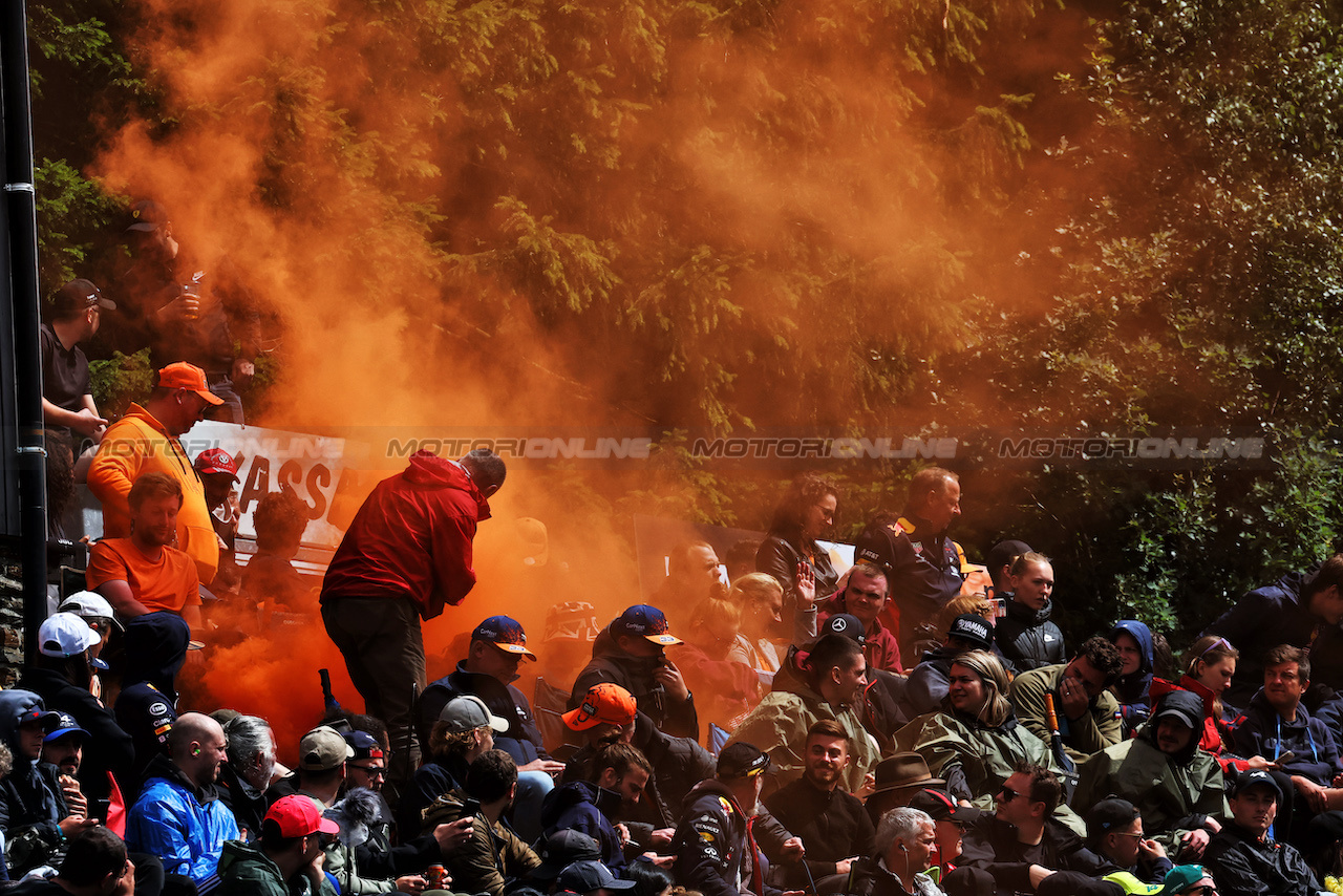 GP BELGIO, Circuit Atmosfera - fans with orange flares.
30.07.2023. Formula 1 World Championship, Rd 13, Belgian Grand Prix, Spa Francorchamps, Belgium, Gara Day.
- www.xpbimages.com, EMail: requests@xpbimages.com © Copyright: Moy / XPB Images