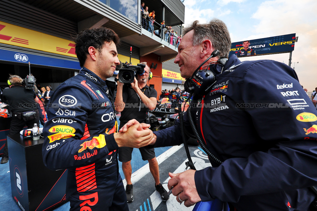 GP BELGIO, (L to R): Sergio Perez (MEX) Red Bull Racing celebrates his second position with Christian Horner (GBR) Red Bull Racing Team Principal in parc ferme.
30.07.2023. Formula 1 World Championship, Rd 13, Belgian Grand Prix, Spa Francorchamps, Belgium, Gara Day.
- www.xpbimages.com, EMail: requests@xpbimages.com © Copyright: Moy / XPB Images