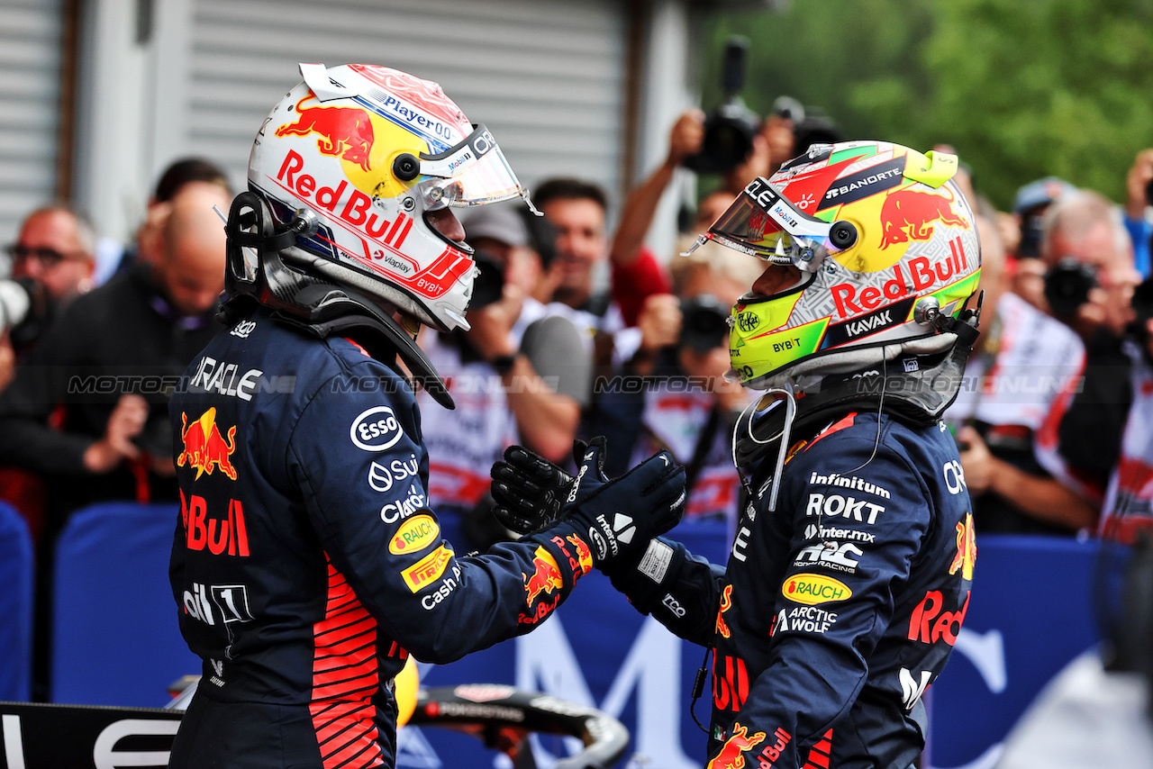 GP BELGIO, (L to R): Gara winner Max Verstappen (NLD) Red Bull Racing celebrates with second placed team mate Sergio Perez (MEX) Red Bull Racing in parc ferme.
30.07.2023. Formula 1 World Championship, Rd 13, Belgian Grand Prix, Spa Francorchamps, Belgium, Gara Day.
- www.xpbimages.com, EMail: requests@xpbimages.com © Copyright: Moy / XPB Images