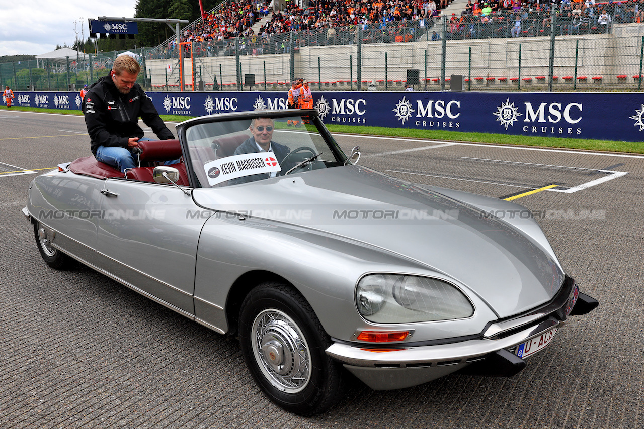GP BELGIO, Kevin Magnussen (DEN) Haas F1 Team on the drivers' parade.
30.07.2023. Formula 1 World Championship, Rd 13, Belgian Grand Prix, Spa Francorchamps, Belgium, Gara Day.
- www.xpbimages.com, EMail: requests@xpbimages.com © Copyright: Batchelor / XPB Images