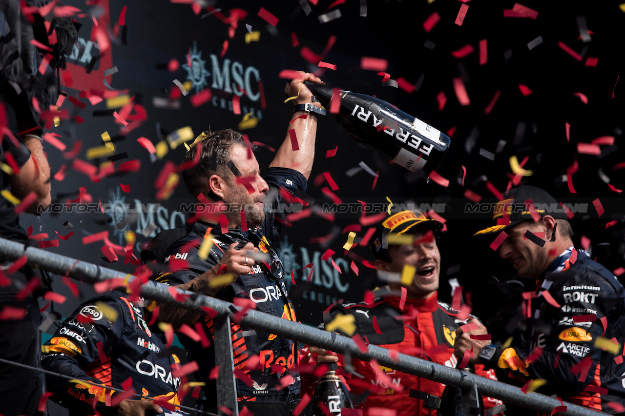 GP BELGIO, Greg Reeson (GBR) Red Bull Racing Tyre Technician celebrates on the podium.
30.07.2023. Formula 1 World Championship, Rd 13, Belgian Grand Prix, Spa Francorchamps, Belgium, Gara Day.
- www.xpbimages.com, EMail: requests@xpbimages.com © Copyright: Bearne / XPB Images