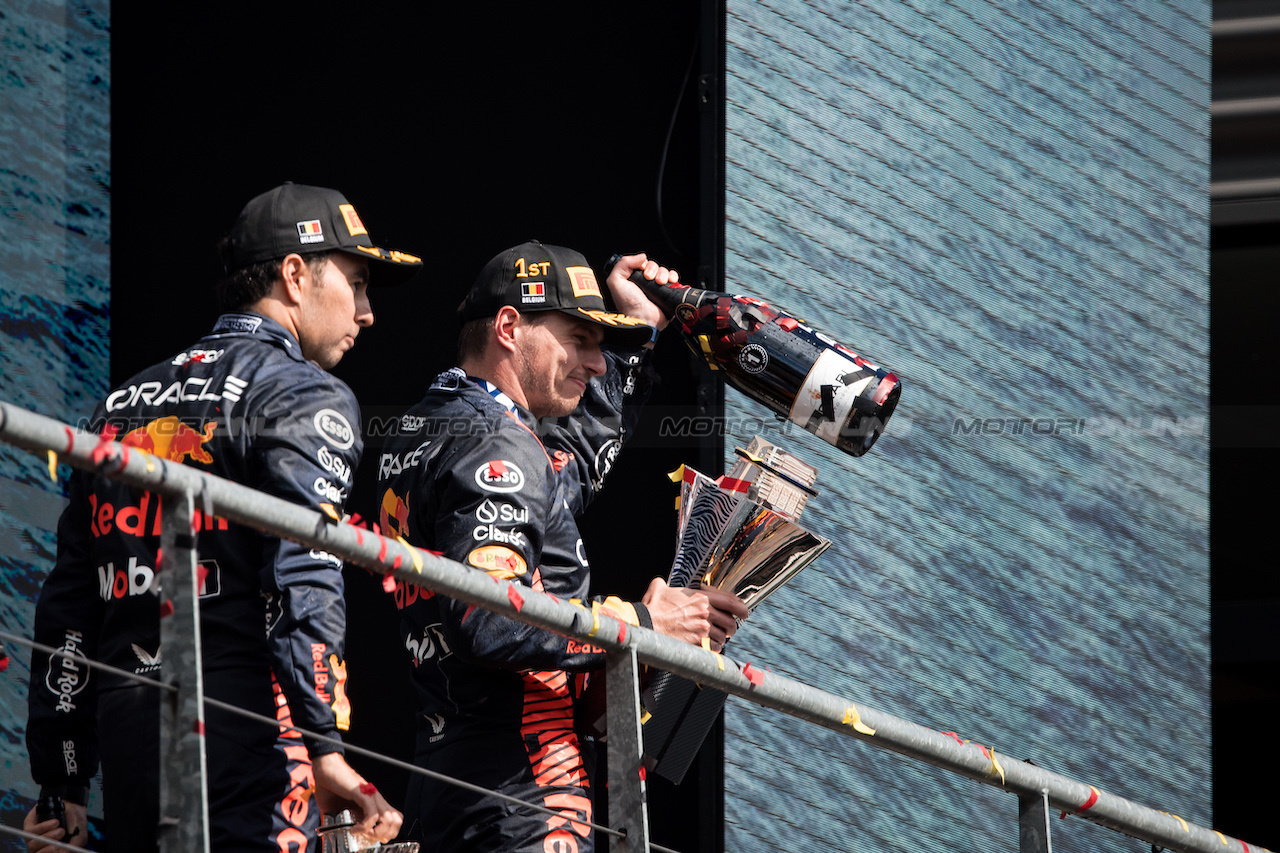 GP BELGIO, Gara winner Max Verstappen (NLD) Red Bull Racing celebrates on the podium with Sergio Perez (MEX) Red Bull Racing.
30.07.2023. Formula 1 World Championship, Rd 13, Belgian Grand Prix, Spa Francorchamps, Belgium, Gara Day.
- www.xpbimages.com, EMail: requests@xpbimages.com © Copyright: Bearne / XPB Images
