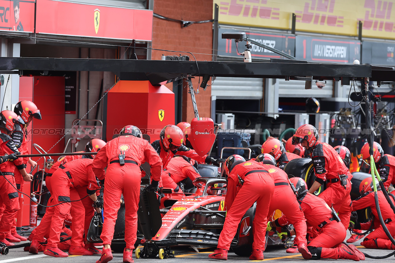 GP BELGIO, Carlos Sainz Jr (ESP) Ferrari SF-23 makes a pit stop.
30.07.2023. Formula 1 World Championship, Rd 13, Belgian Grand Prix, Spa Francorchamps, Belgium, Gara Day.
- www.xpbimages.com, EMail: requests@xpbimages.com © Copyright: XPB Images