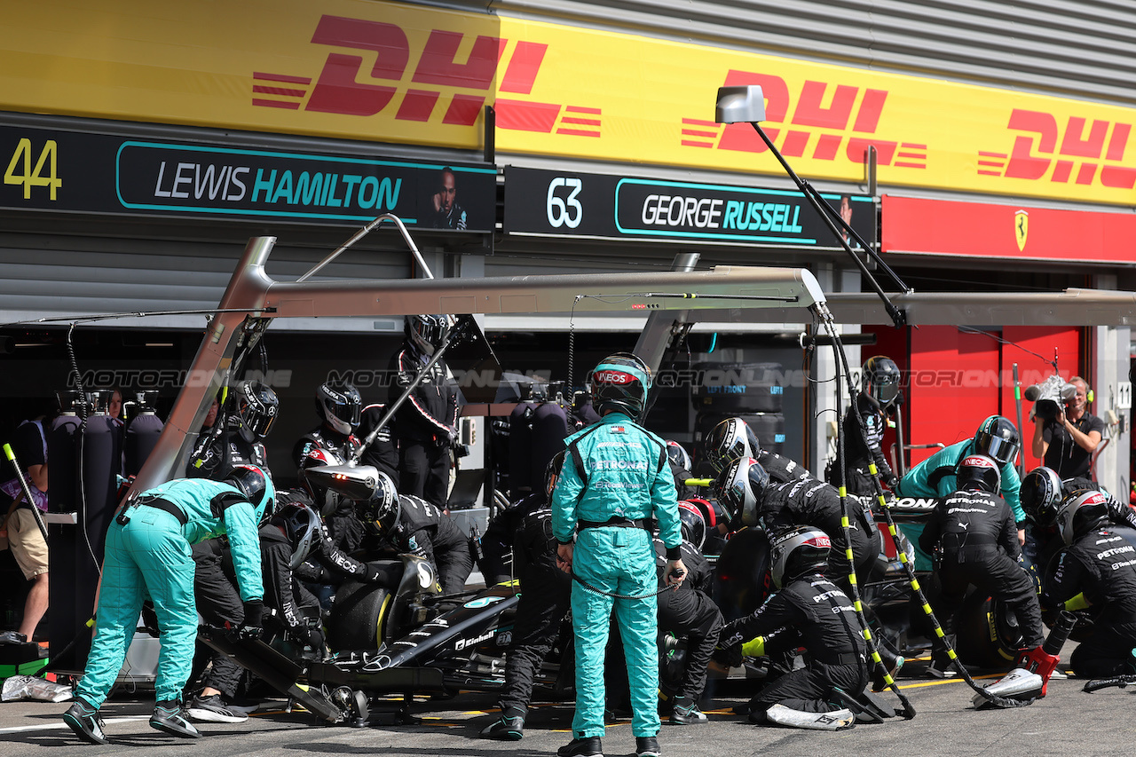 GP BELGIO, Lewis Hamilton (GBR) Mercedes AMG F1 W14 makes a pit stop.
30.07.2023. Formula 1 World Championship, Rd 13, Belgian Grand Prix, Spa Francorchamps, Belgium, Gara Day.
- www.xpbimages.com, EMail: requests@xpbimages.com © Copyright: XPB Images