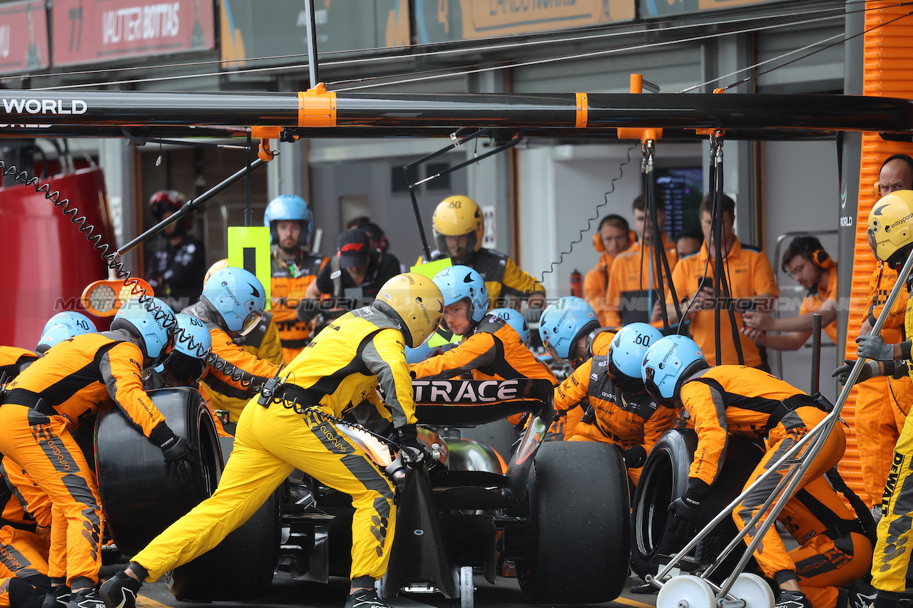 GP BELGIO, Lando Norris (GBR) McLaren MCL60 makes a pit stop.
30.07.2023. Formula 1 World Championship, Rd 13, Belgian Grand Prix, Spa Francorchamps, Belgium, Gara Day.
- www.xpbimages.com, EMail: requests@xpbimages.com © Copyright: XPB Images