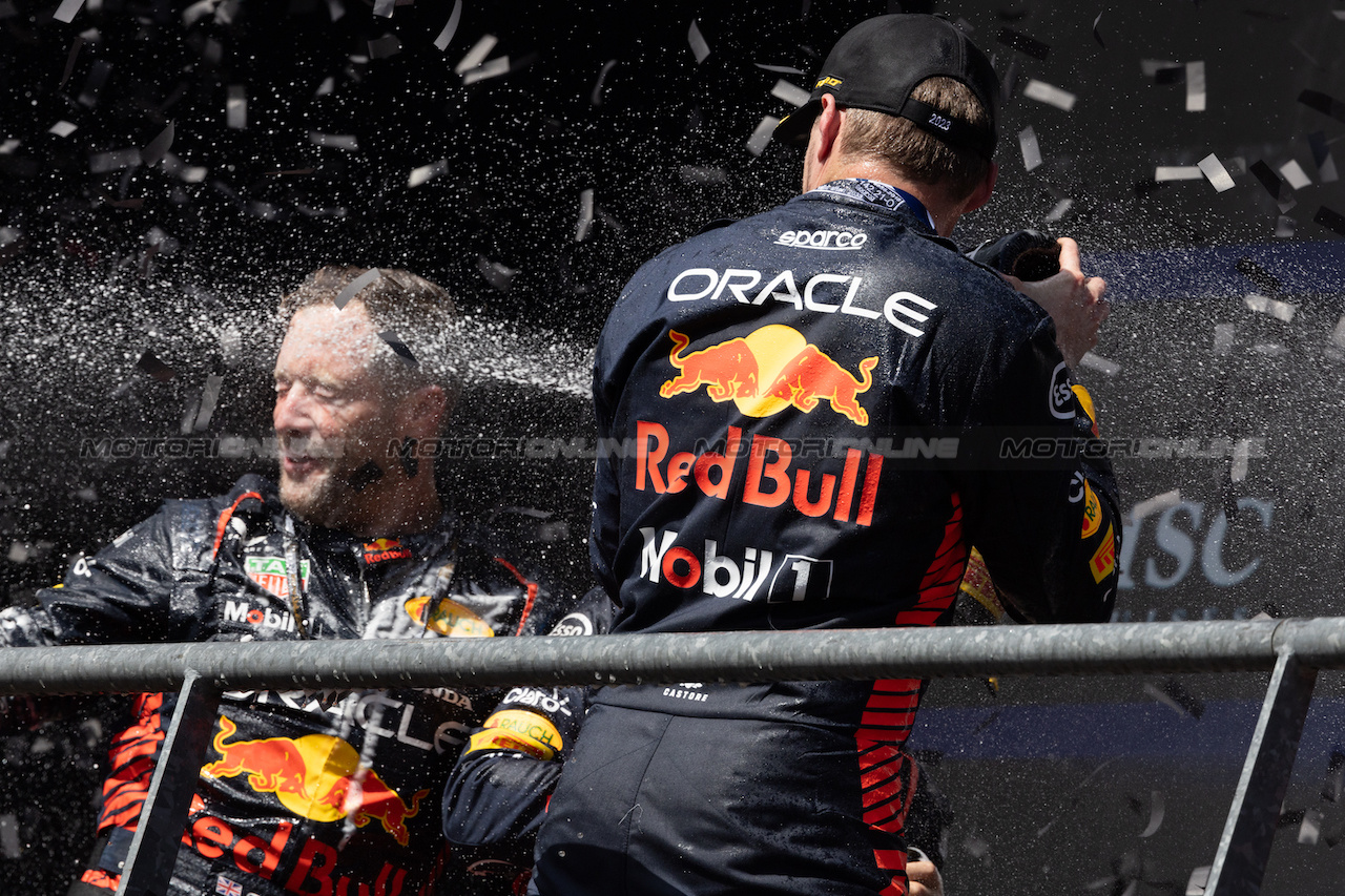 GP BELGIO, Gara winner Max Verstappen (NLD) Red Bull Racing celebrates on the podium with Greg Reeson (GBR) Red Bull Racing Tyre Technician.
30.07.2023. Formula 1 World Championship, Rd 13, Belgian Grand Prix, Spa Francorchamps, Belgium, Gara Day.
 - www.xpbimages.com, EMail: requests@xpbimages.com © Copyright: Rew / XPB Images