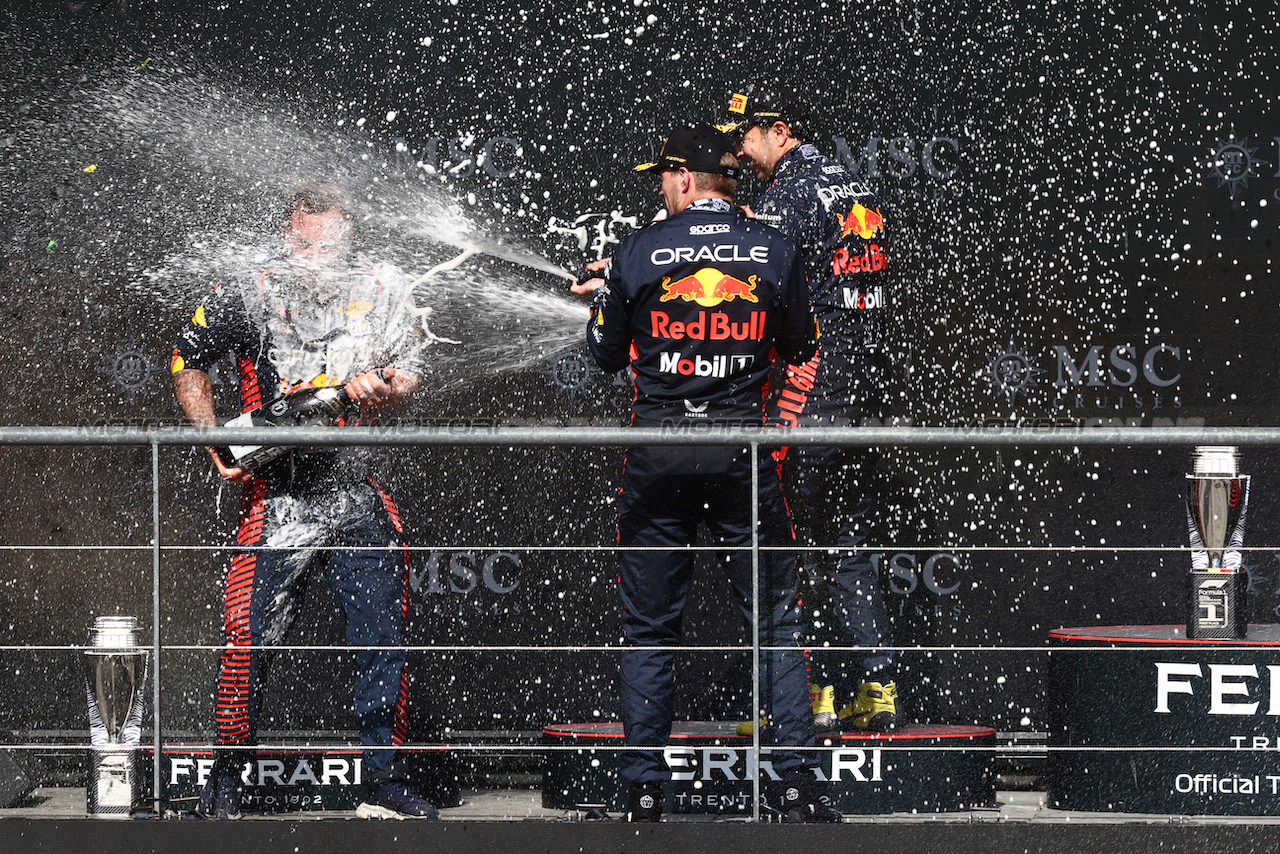 GP BELGIO, Gara winner Max Verstappen (NLD) Red Bull Racing celebrates with Sergio Perez (MEX) Red Bull Racing e Greg Reeson (GBR) Red Bull Racing Tyre Technician on the podium.
30.07.2023. Formula 1 World Championship, Rd 13, Belgian Grand Prix, Spa Francorchamps, Belgium, Gara Day.
 - www.xpbimages.com, EMail: requests@xpbimages.com © Copyright: Coates / XPB Images