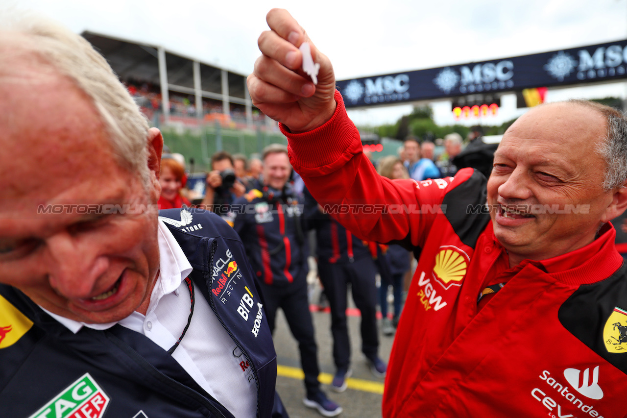 GP BELGIO, (L to R): Dr Helmut Marko (AUT) Red Bull Motorsport Consultant with Frederic Vasseur (FRA) Ferrari Team Principal on the grid.
30.07.2023. Formula 1 World Championship, Rd 13, Belgian Grand Prix, Spa Francorchamps, Belgium, Gara Day.
 - www.xpbimages.com, EMail: requests@xpbimages.com © Copyright: Coates / XPB Images