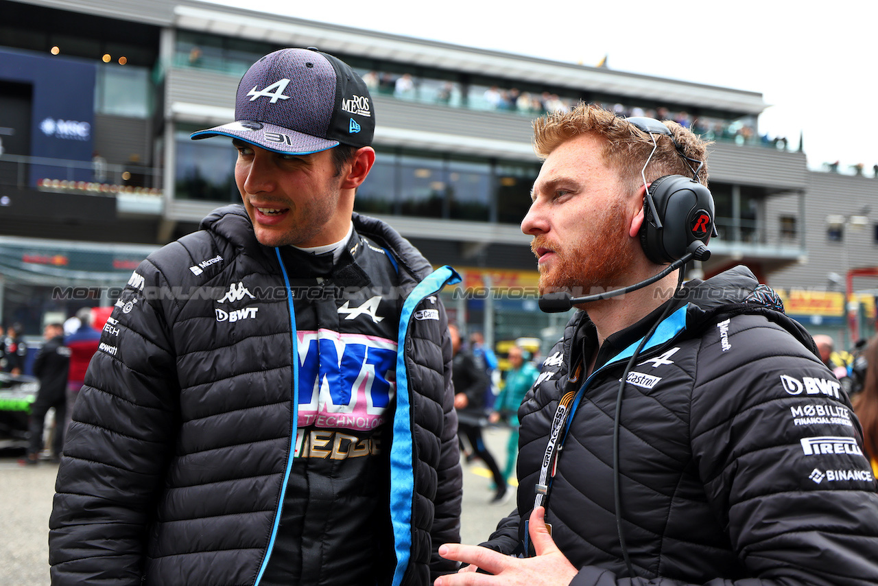 GP BELGIO, (L to R): Esteban Ocon (FRA) Alpine F1 Team with Josh Peckett (GBR) Alpine F1 Team Gara Engineer on the grid.
30.07.2023. Formula 1 World Championship, Rd 13, Belgian Grand Prix, Spa Francorchamps, Belgium, Gara Day.
 - www.xpbimages.com, EMail: requests@xpbimages.com © Copyright: Coates / XPB Images