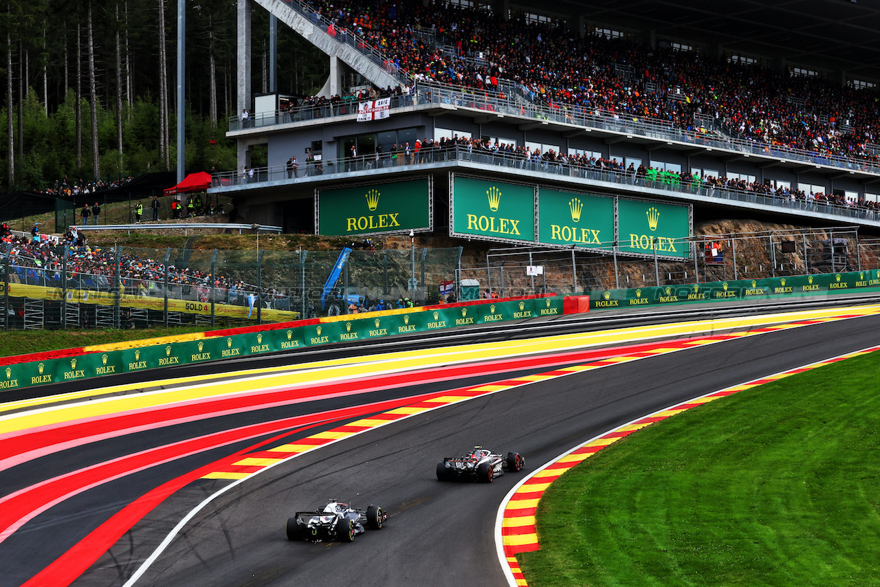GP BELGIO, Nico Hulkenberg (GER) Haas VF-23 davanti a Daniel Ricciardo (AUS) AlphaTauri AT04.
30.07.2023. Formula 1 World Championship, Rd 13, Belgian Grand Prix, Spa Francorchamps, Belgium, Gara Day.
 - www.xpbimages.com, EMail: requests@xpbimages.com © Copyright: Coates / XPB Images